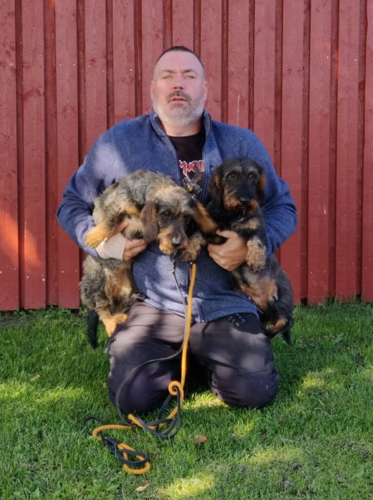 Mikael Bolin med sina hundar Sjöstadens Krösa-Maja och Sjöstadens Exklusiva Exa